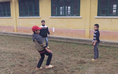 Hi friends, do you like shuttlecock kicking? We really enjoy playing it.